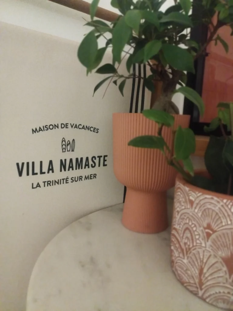 chambre terracotta avec balcon