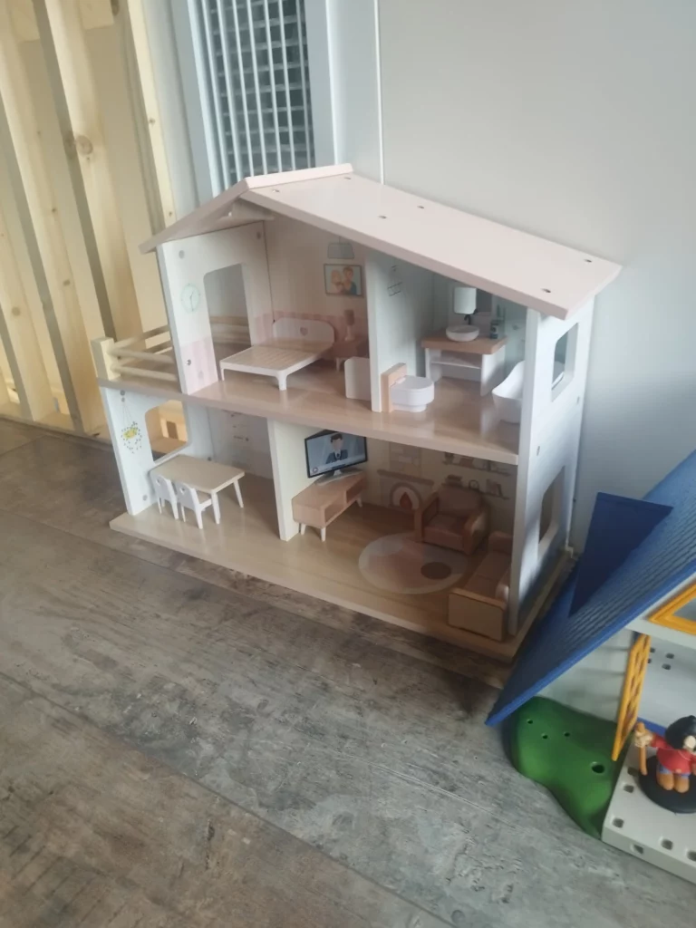 Maison de poupée avec meubles et personnages