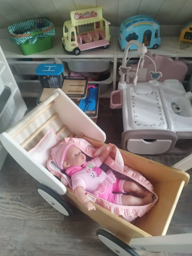 salle de jeux enfants dinette livre poupée jouets fauteuils landau maison de poupée cuisine salon de thé tableau