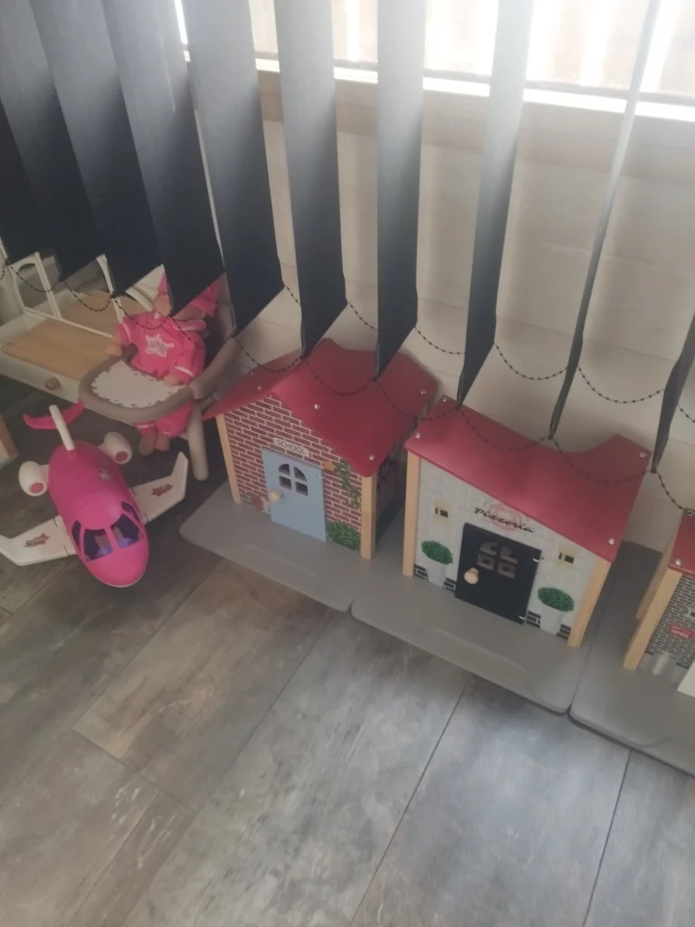 petites maison de poupée village et avion barbie