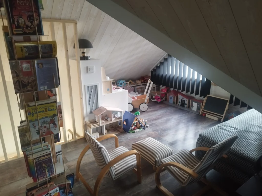 magnifique salle de jeux et jouets avec cuisine, maison de poupée, poupon, garage à voitures