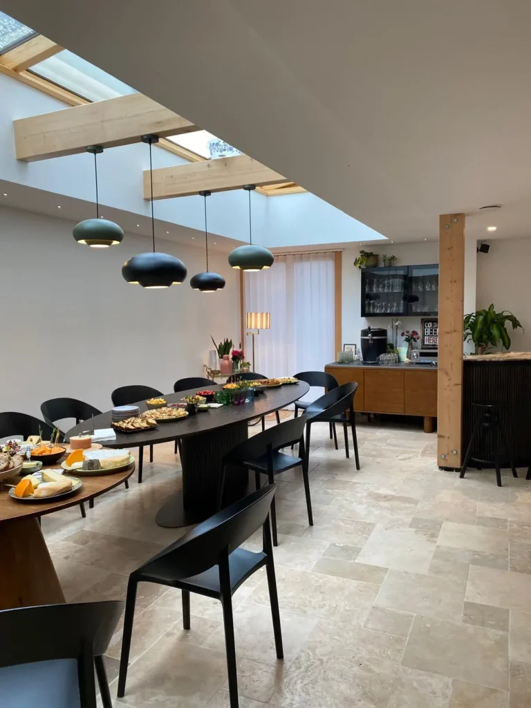 salle à manger repas convivialité partage émotion lampe suspendue verrière chaise bar table