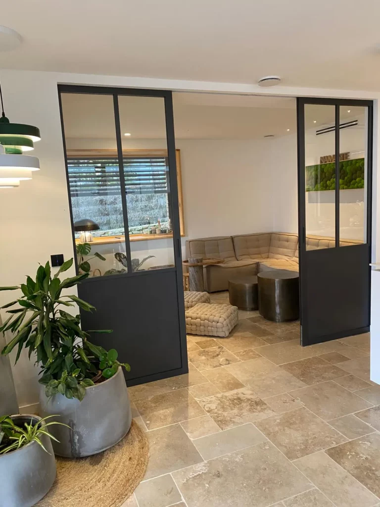 salon modulable ouvert sur pièce principale pour convivialité ou fermé pour salle tv et intimité