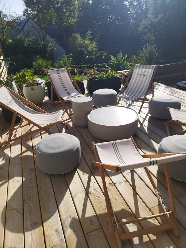 chaise longue parasol soleil plantes terrasse cordyline agapanthe