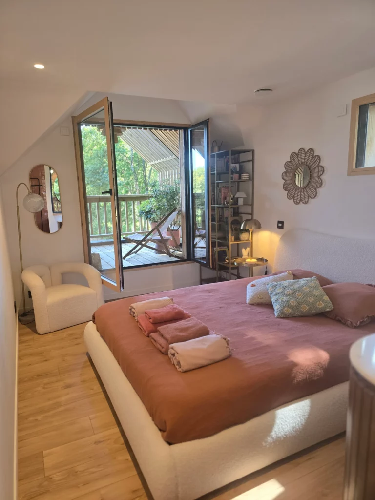 chambre aux couleurs terracotta or et blanc hyper cocooning