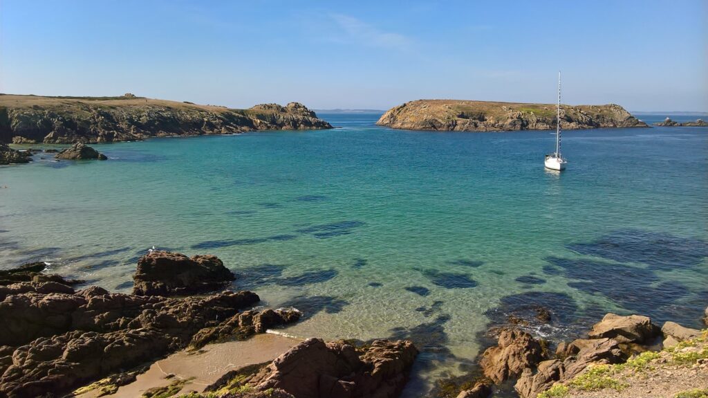 plage mer coquillage vagues galets sable