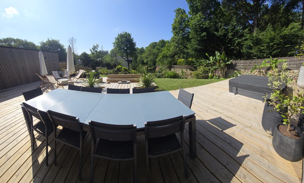 le calme d'un repas dans le jardin au chant de oiseaux