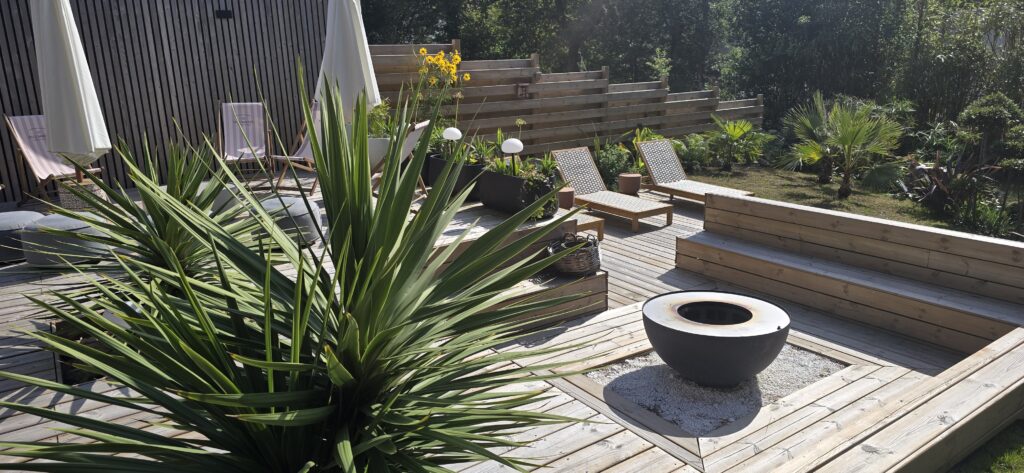 chaise longue parasol soleil plantes terrasse cordyline