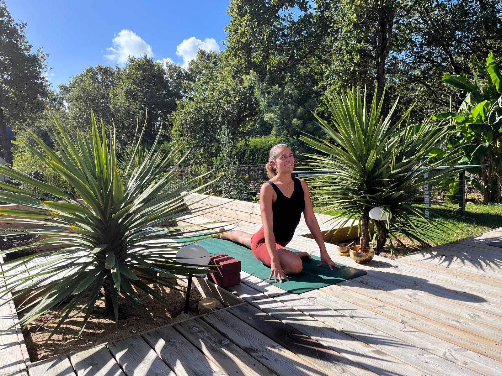 séance yoga sur terrasse de la villa Namasté