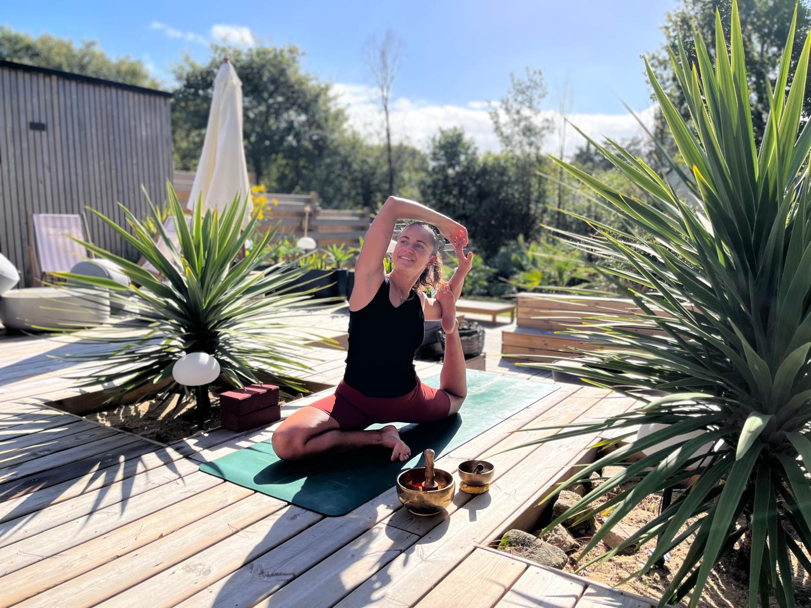 séance yoga sur terrasse de la villa Namasté