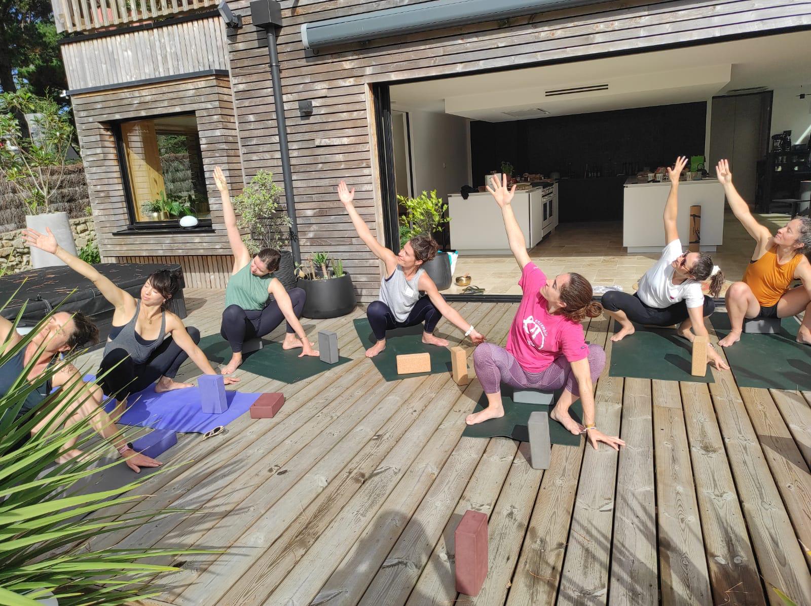 séance yoga groupe sur terrasse de la villa Namasté