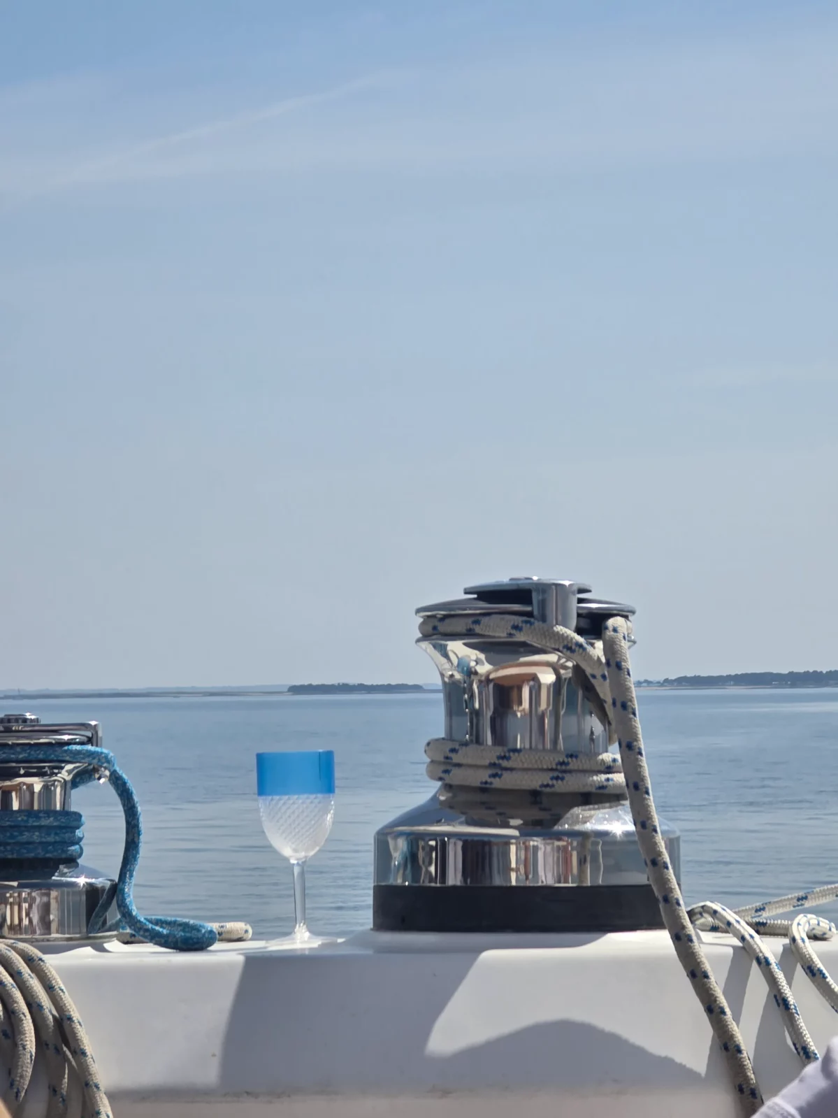 jumelle mer catamaran vip croisière voile champagne océan ciel bleu nuage sable transat pont bateau plage pique nique groupe ami famille poulie bonheur