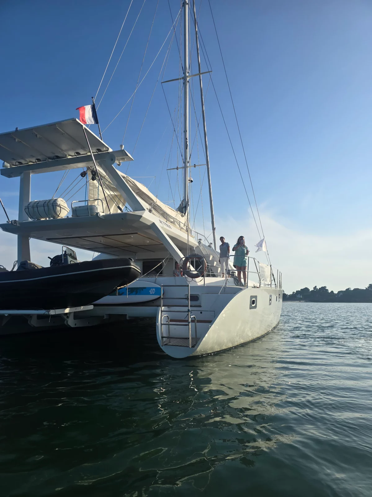 jumelle mer catamaran vip croisière voile champagne océan ciel bleu nuage sable transat pont bateau plage pique nique groupe ami famille