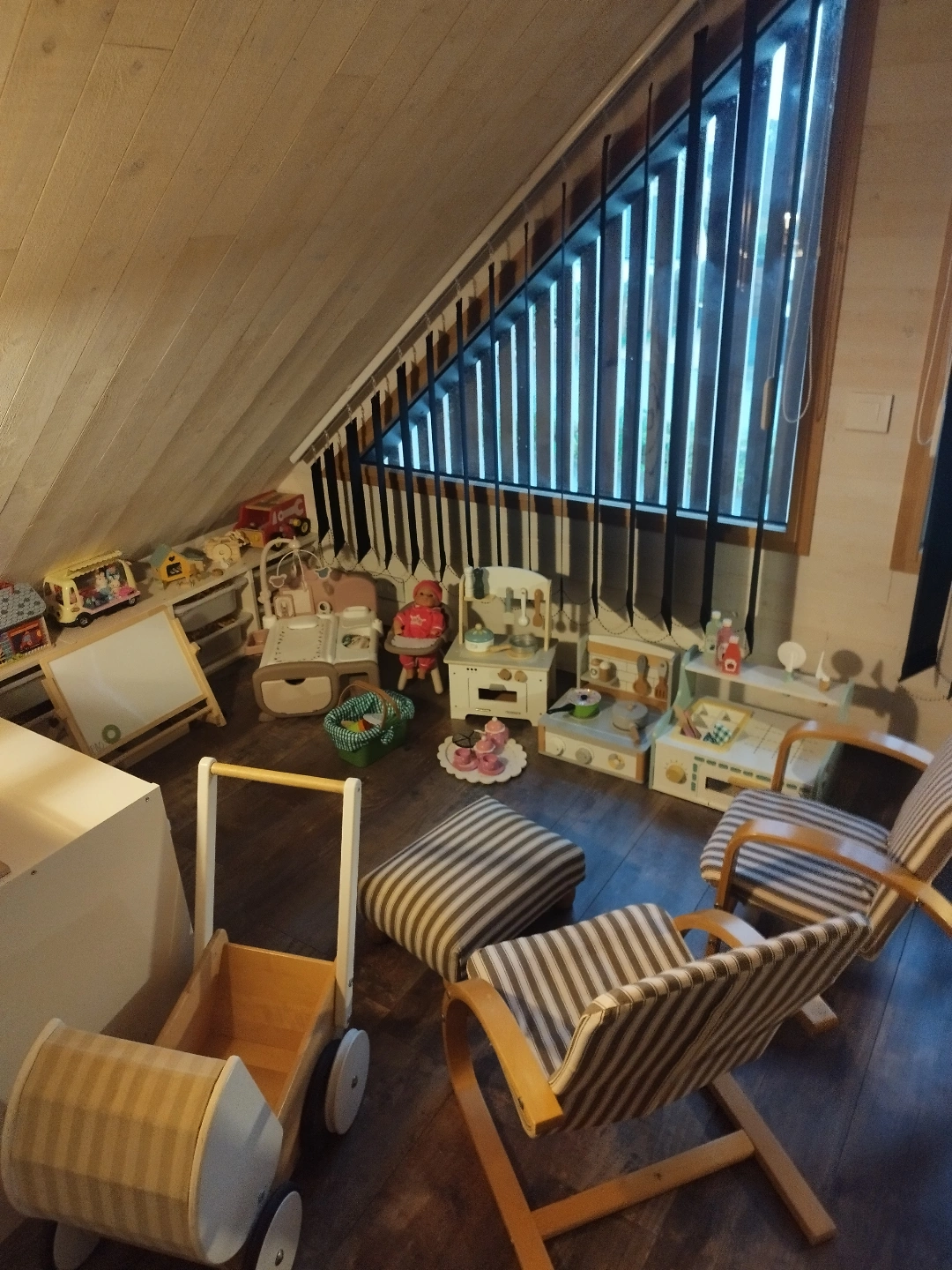 salle de jeux enfants dinette livre poupée jouets fauteuils landau maison de poupée cuisine salon de thé tableau