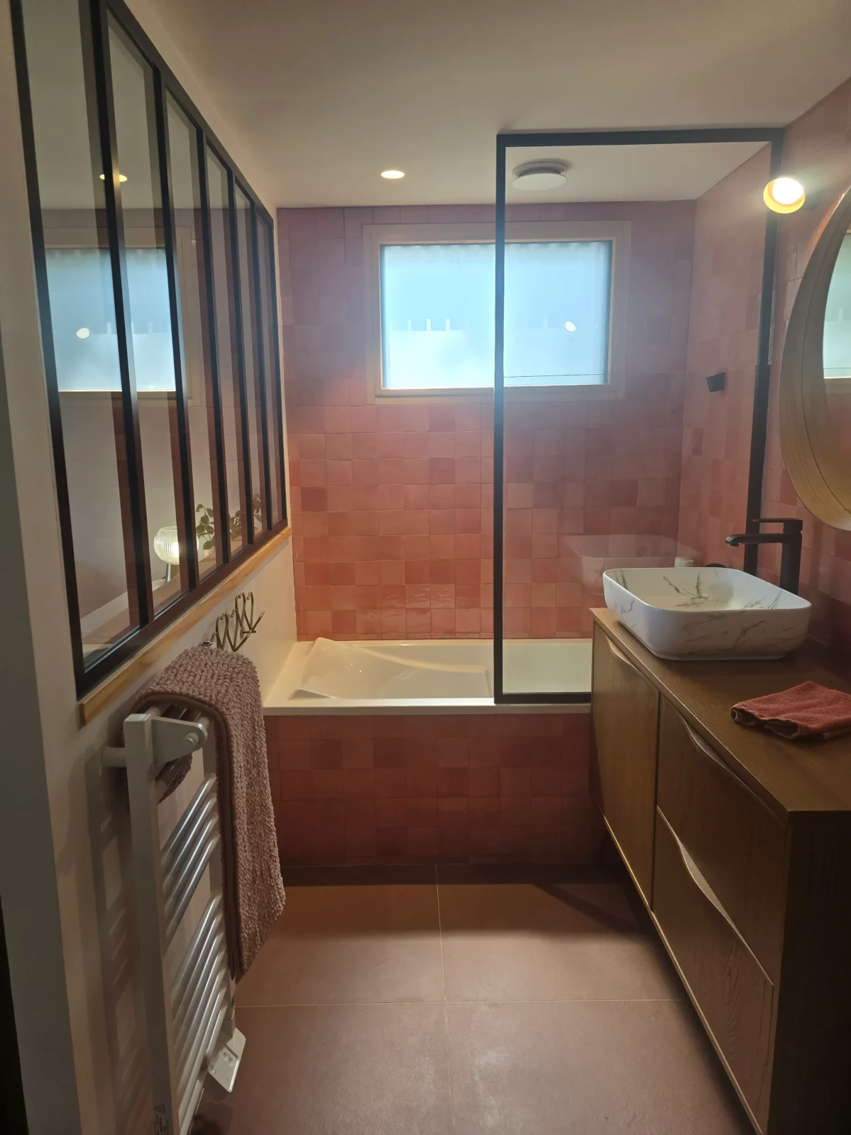 salle de bain terracotta meuble bois lavabo marbre baignoire charme