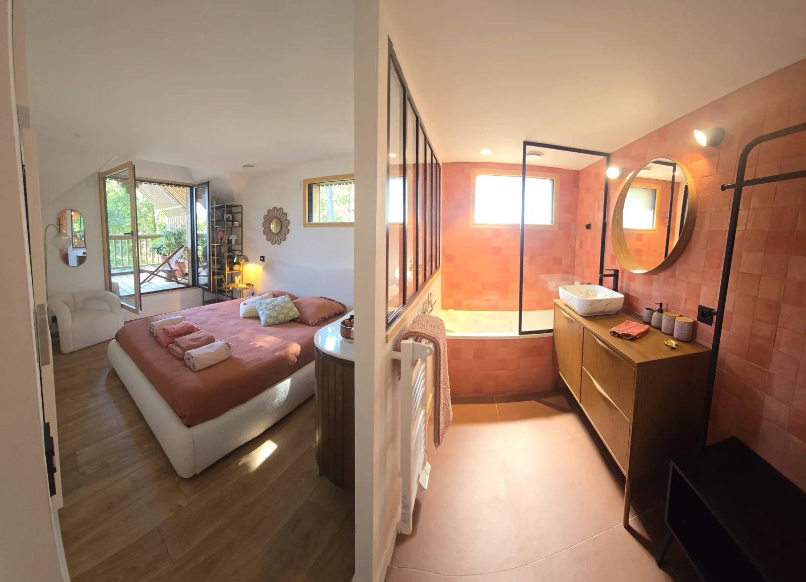 chambre terracotta avec balcon et salle se bain baignoire