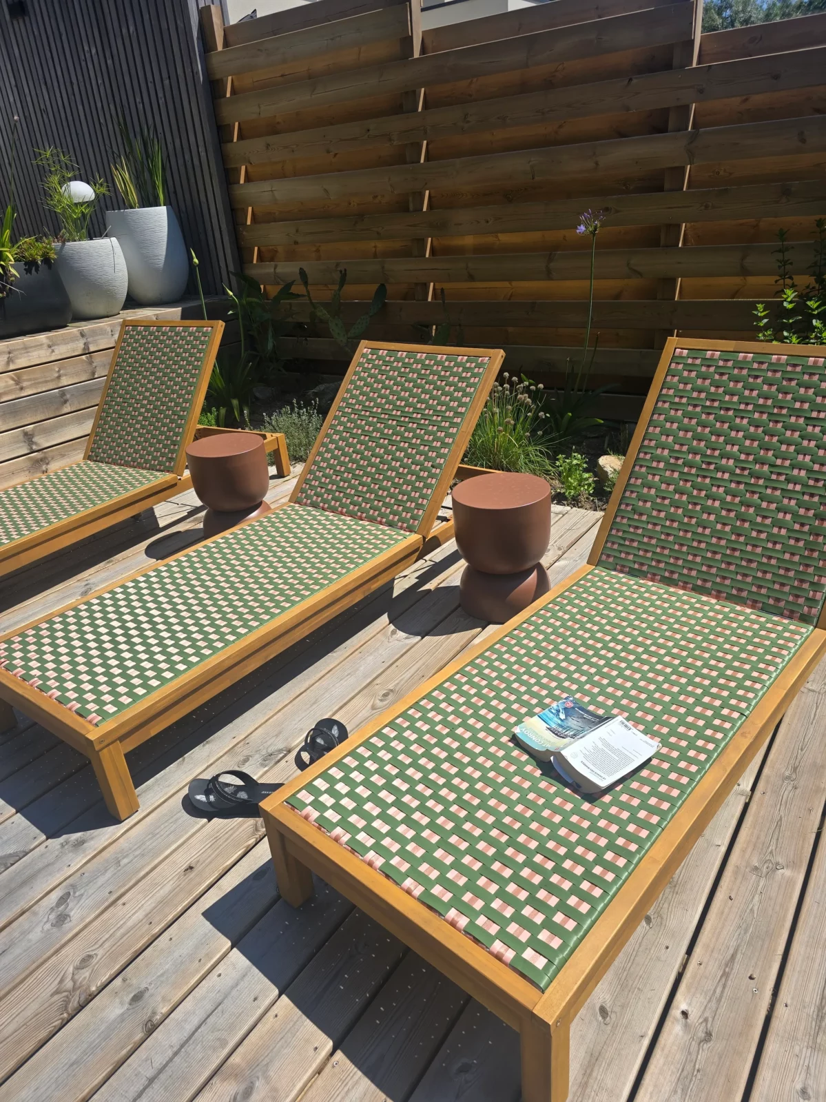 chaise longue parasol soleil plantes terrasse cordyline