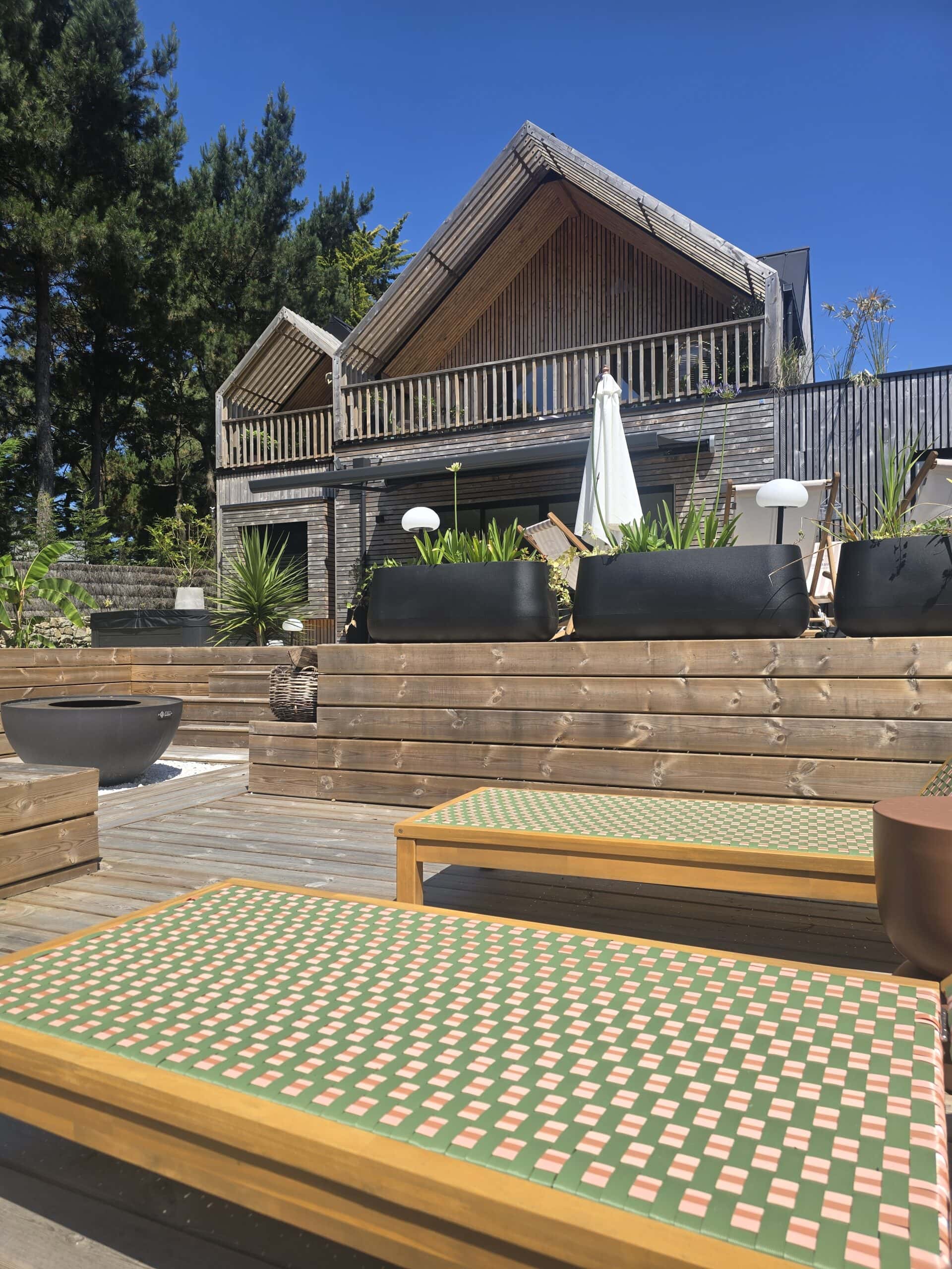 Terrasse . chaise longue . parasol . brasero . jardin . verdure . plantes. soleil . oiseaux . Lampe Solaire