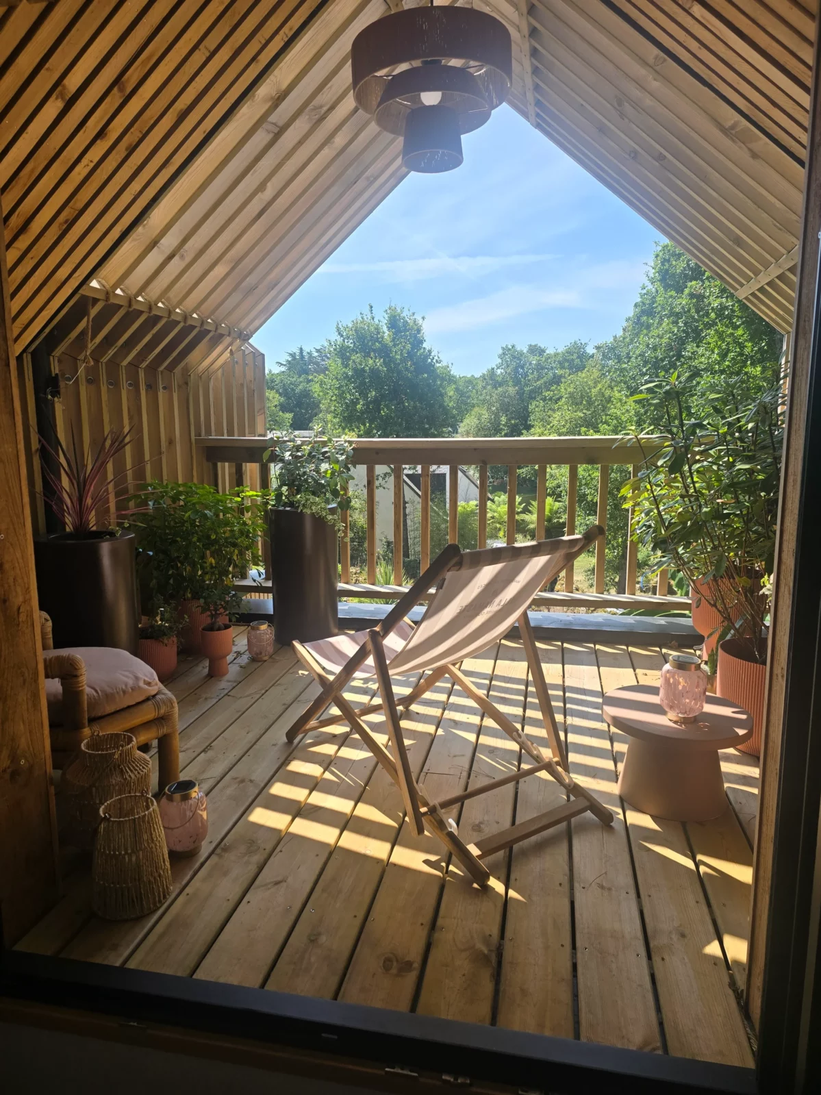 chambre terracotta avec balcon