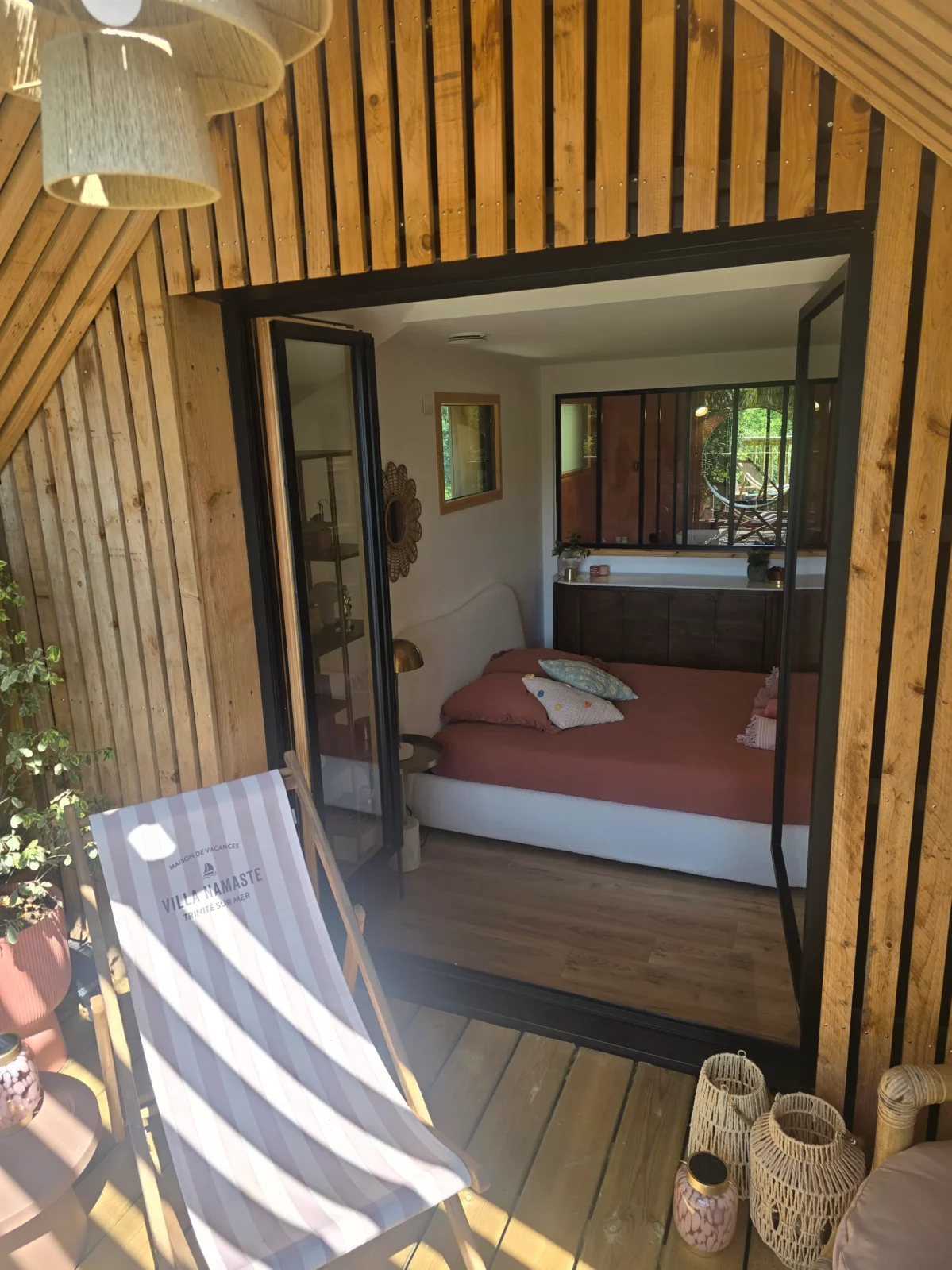 chambre terracotta avec balcon