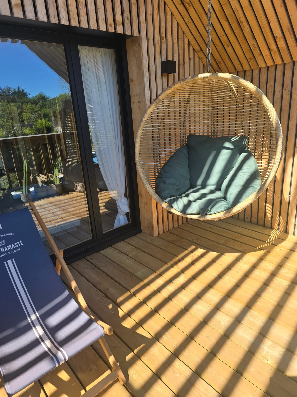 chaise longue parasol soleil plantes terrasse cordyline chambre pergola fauteuil suspendu