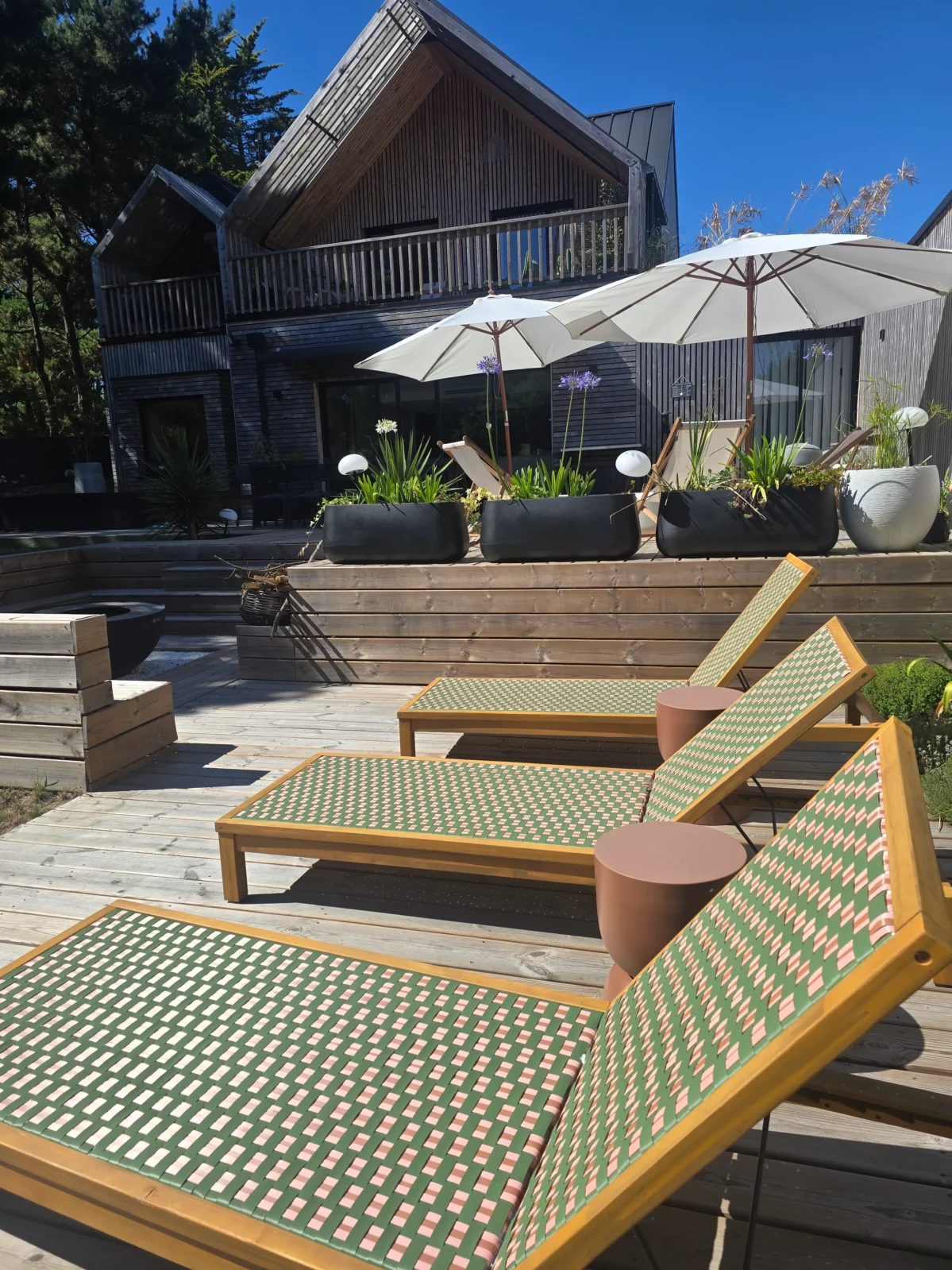 chaise longue parasol soleil plantes terrasse