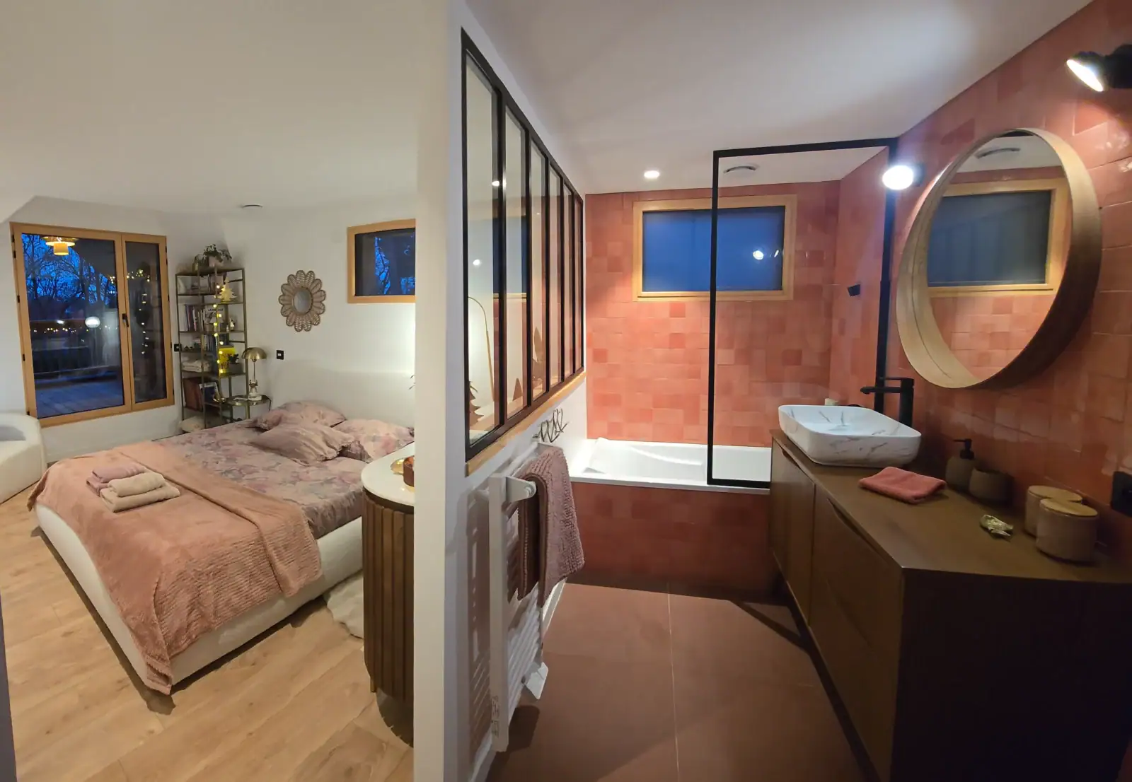 chambre terracotta avec balcon et salle se bain baignoire