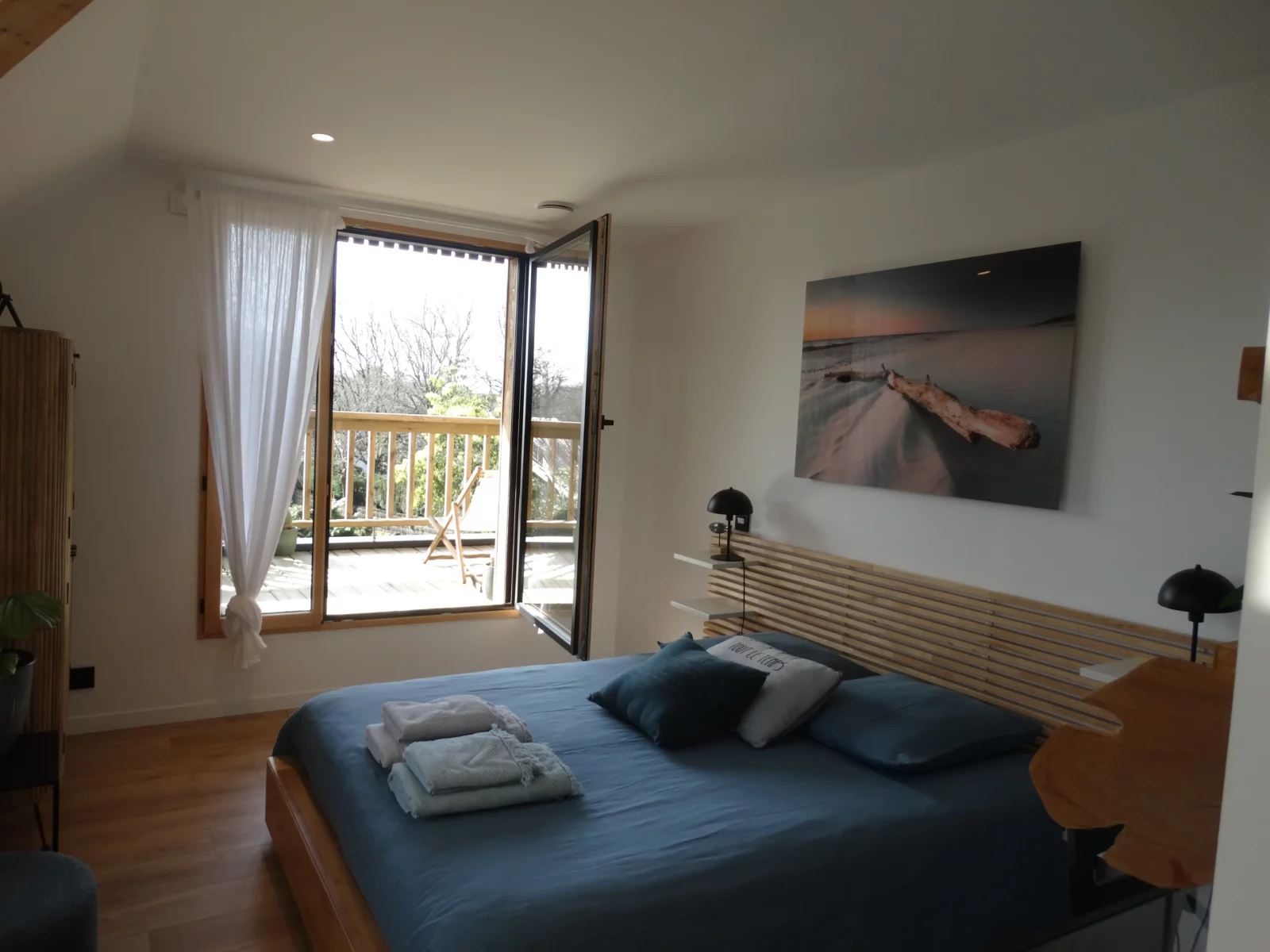 chambre suite bleu azur salle de bain douche