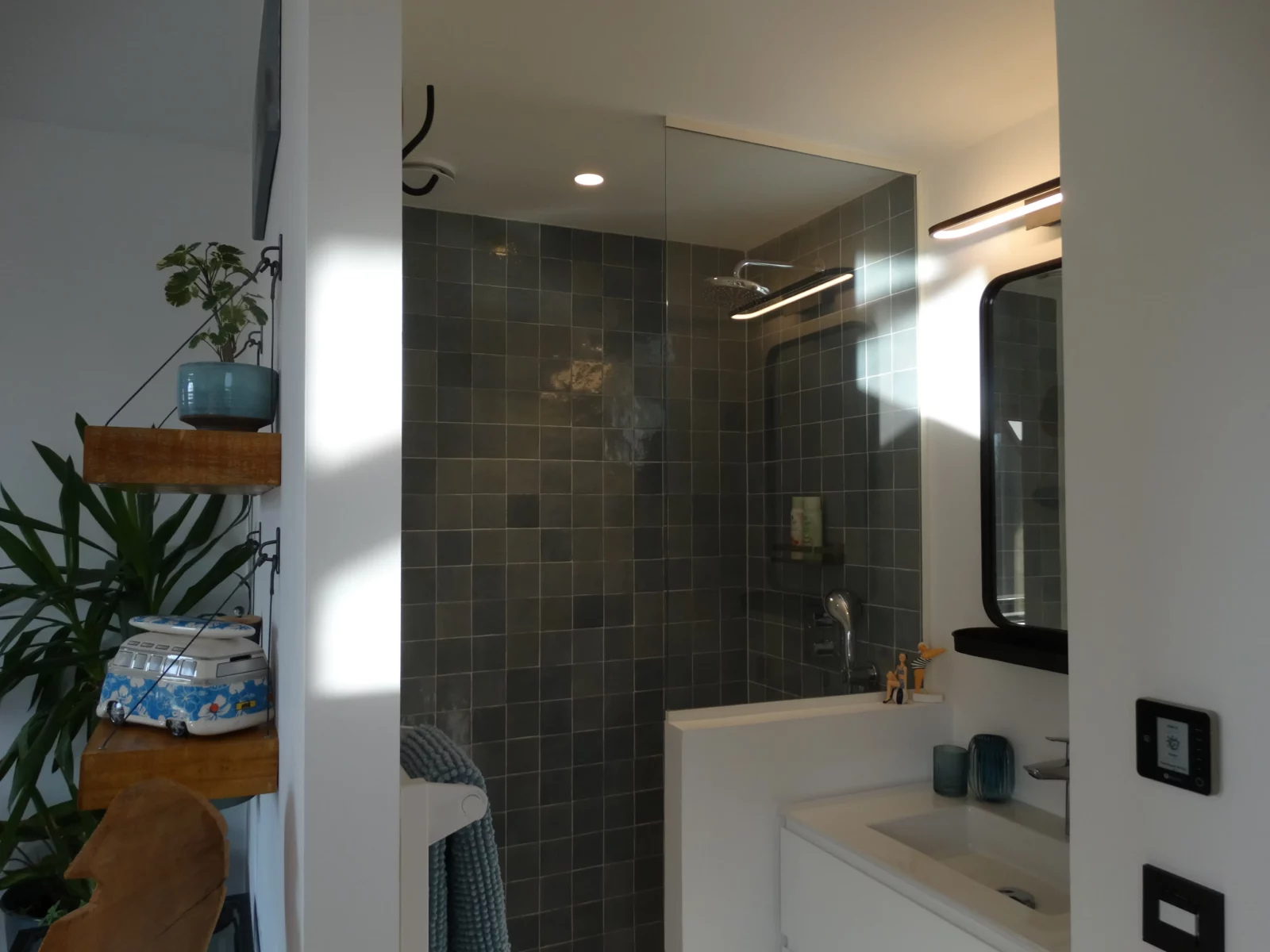 chambre suite bleu azur salle de bain douche