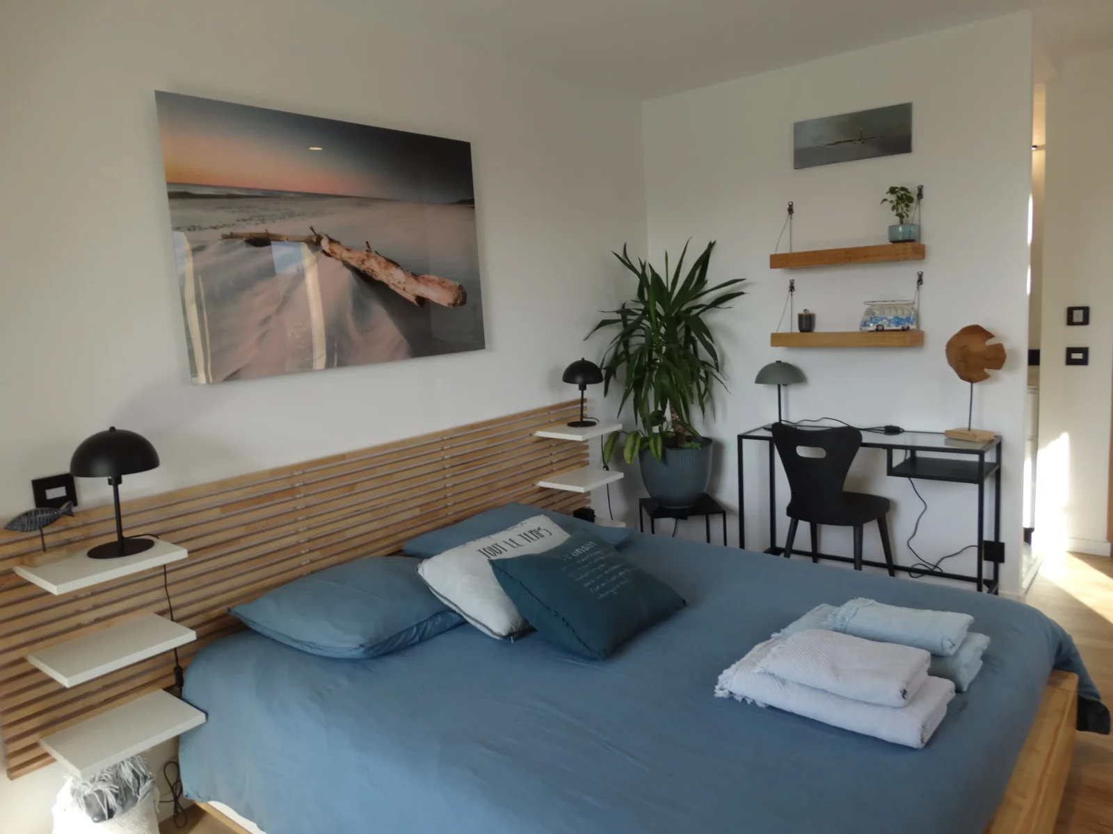 chambre suite bleu azur salle de bain douche