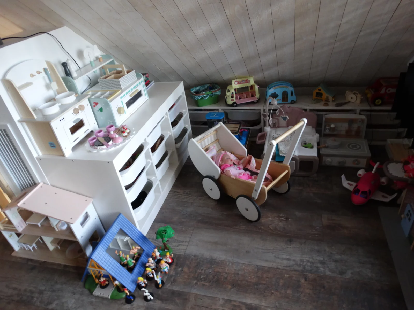 salle de jeux enfants dinette livre poupée jouets fauteuils landau maison de poupée cuisine salon de thé tableau