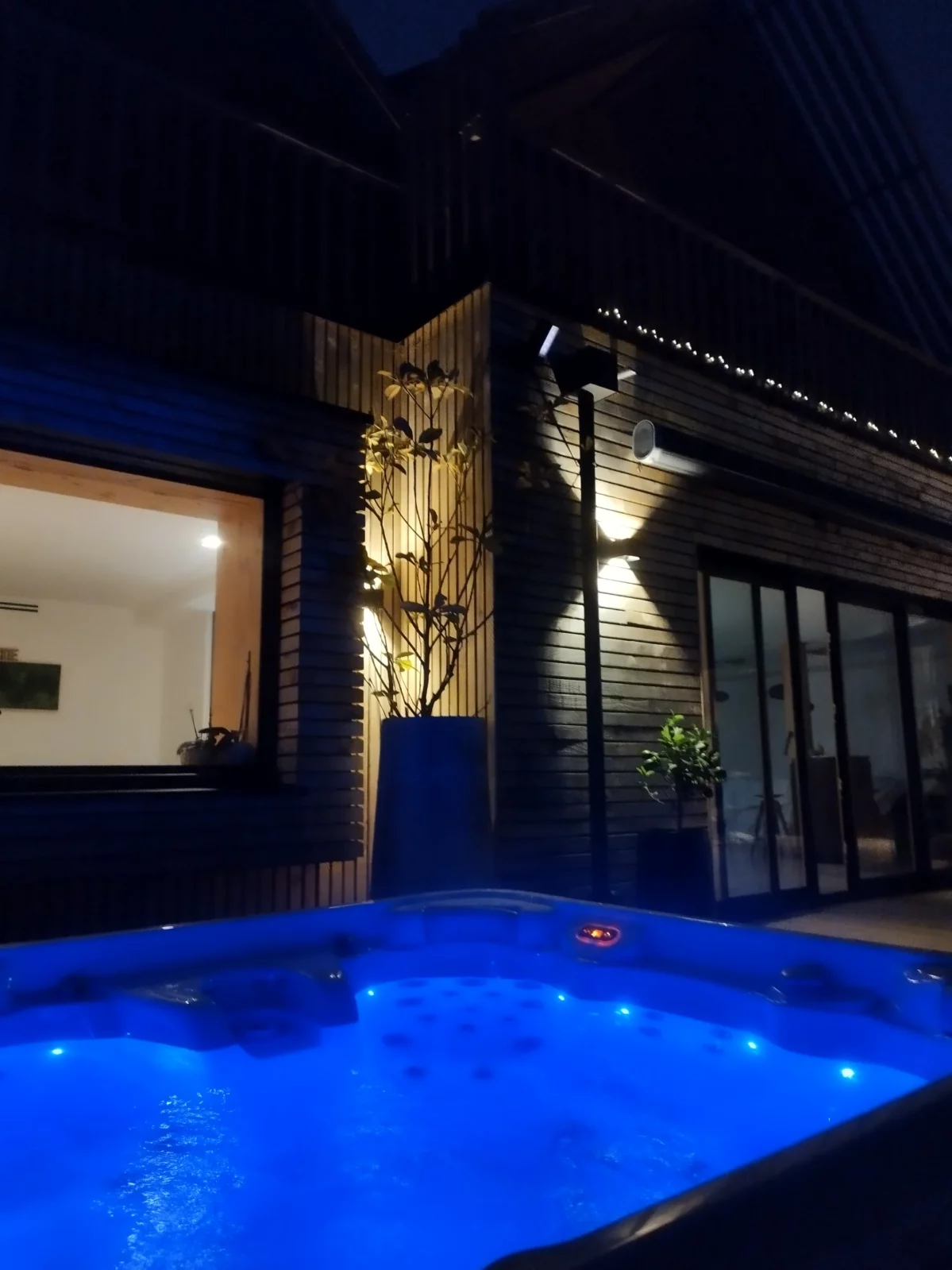 spa terrasse bien-être massage plante verdure détente agapanthe plaisir nuit lumière
