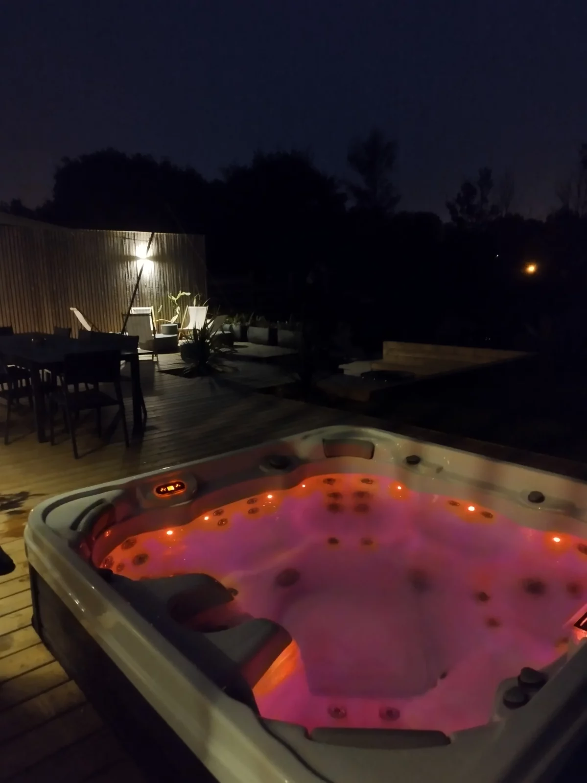 spa terrasse bien-être massage plante verdure détente agapanthe plaisir nuit lumière