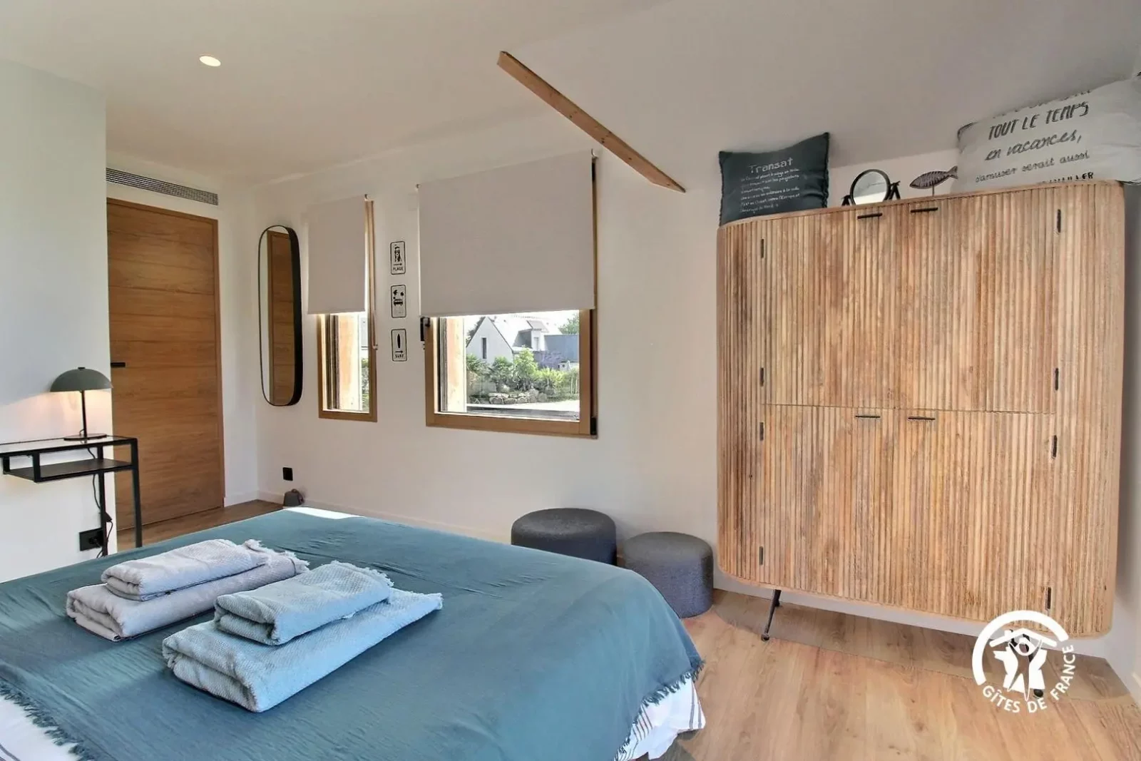 chambre azur lit armoire pouf