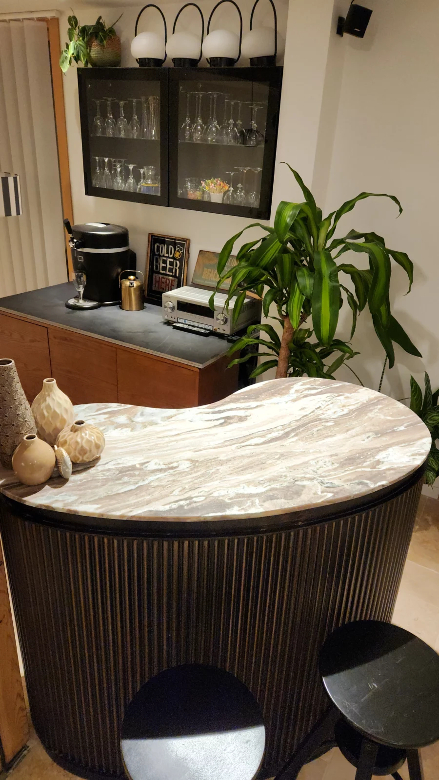 bar apéro apéritif tabouret pompe à bière plantes yucca lampe