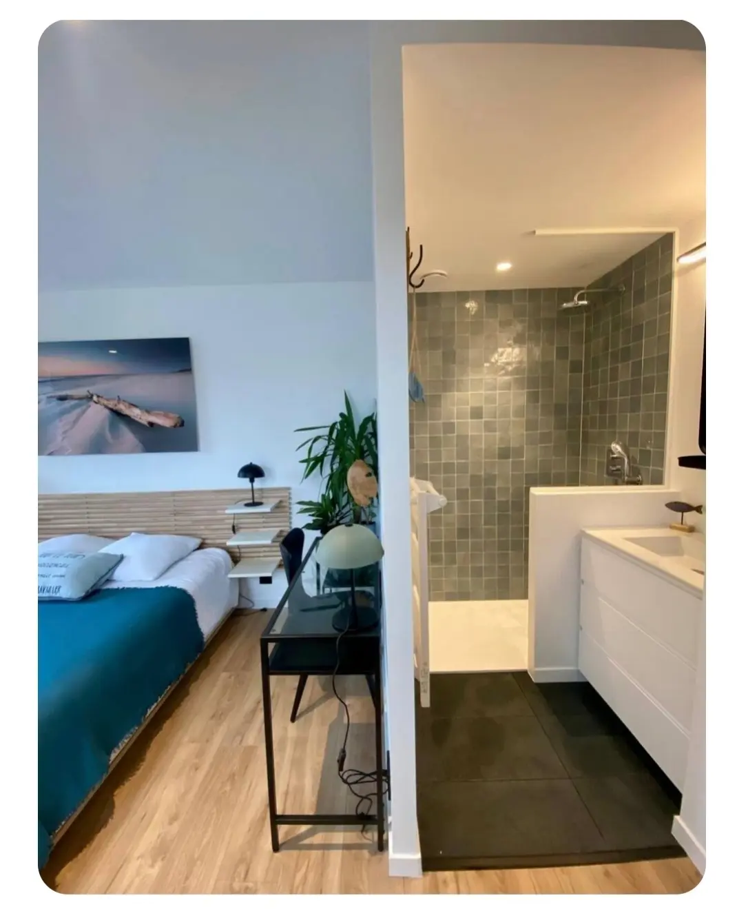 chambre suite bleu azur salle de bain douche