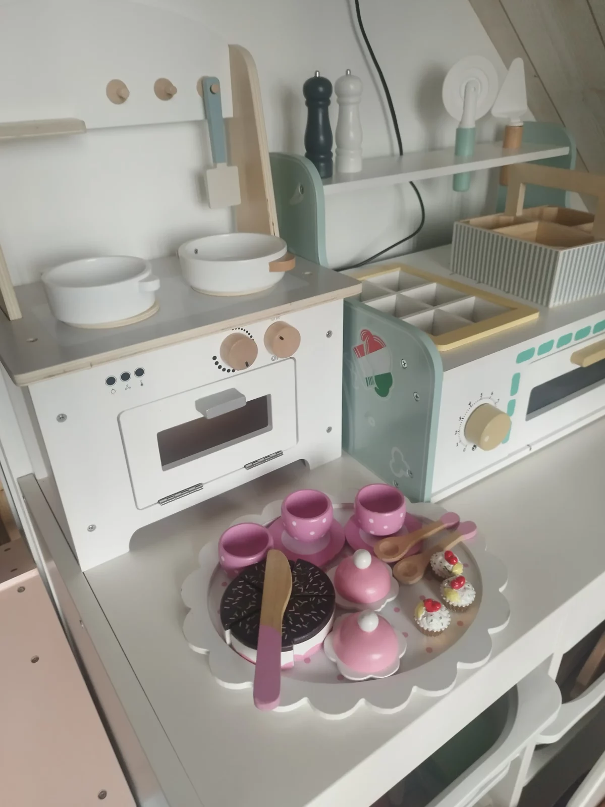 salle de jeux enfants dinette livre poupée jouets fauteuils landau maison de poupée cuisine salon de thé tableau