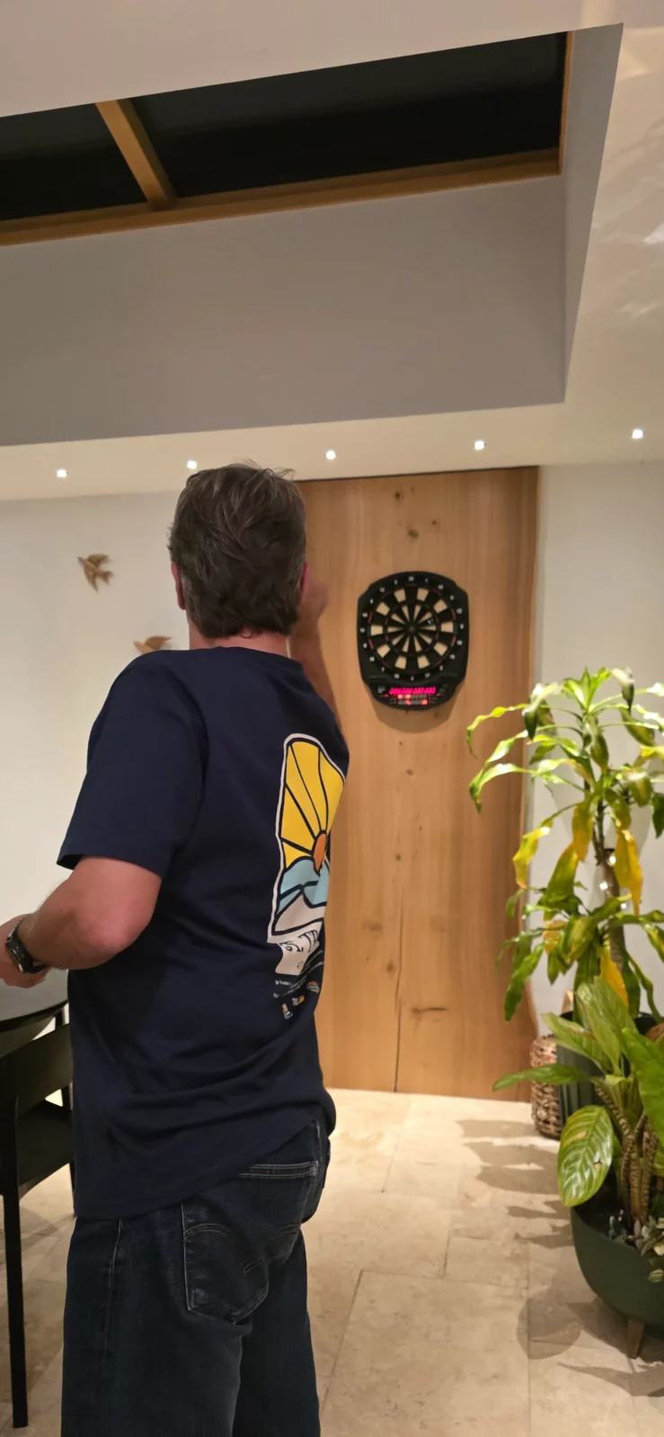 un joueur de fléchettes dans le coin bar