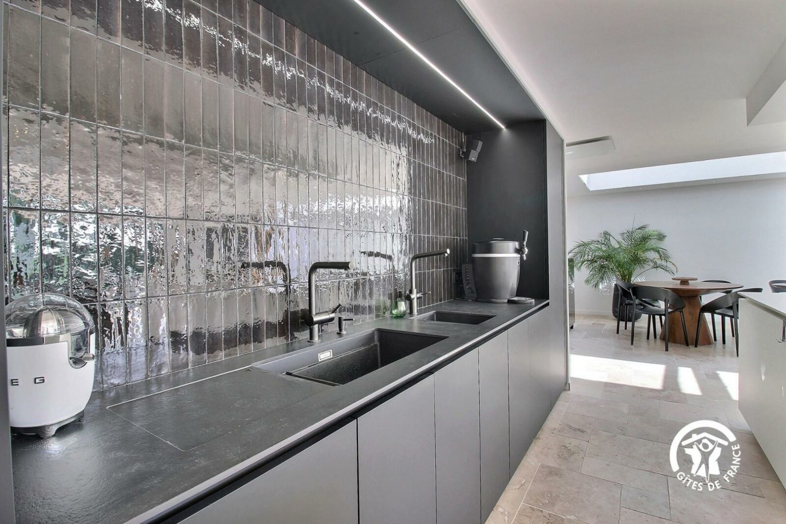 plan de travail avec 2 éviers 2 laves vaisselles et le système Grohe Blue Home