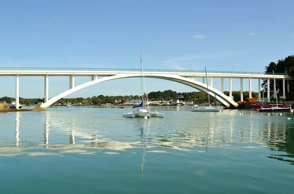 le port mer calme les bateaux le pont de kerisper les voiliers les ostreisculteurs
