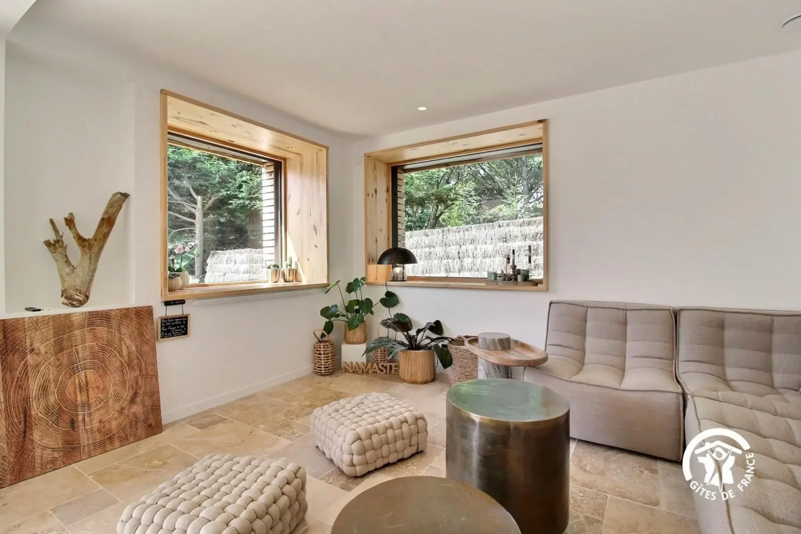 salon modulable salle télé pouf table coussins lampes plantes soleil lumière bso