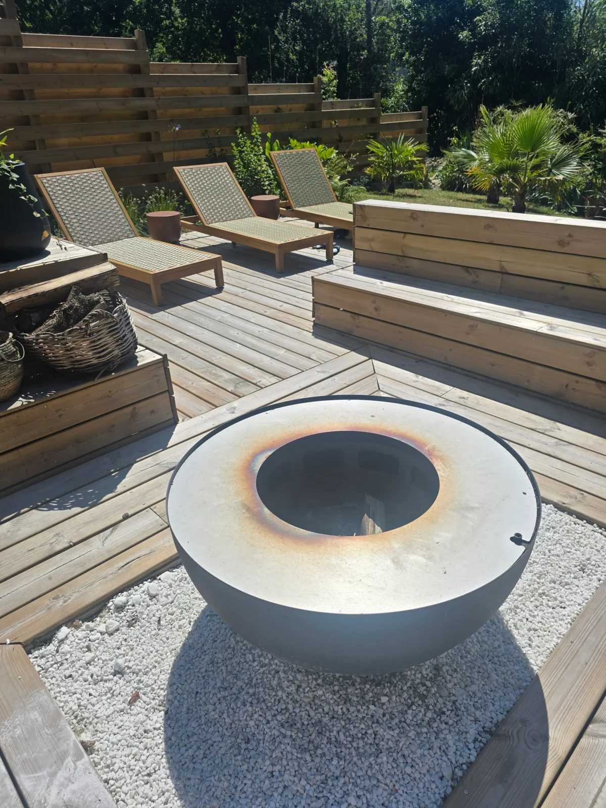 le brasero et derrière les chaises longues sur le solarium